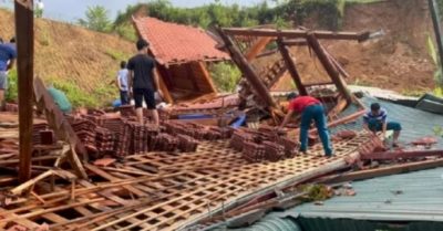 Sạt lở đất gây sập nhà, 3 người may mắn thoát nạn