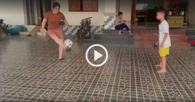 Video: Màn solo tâng bóng đỉnh cao của hai mẹ con khiến người xem trầm trồ