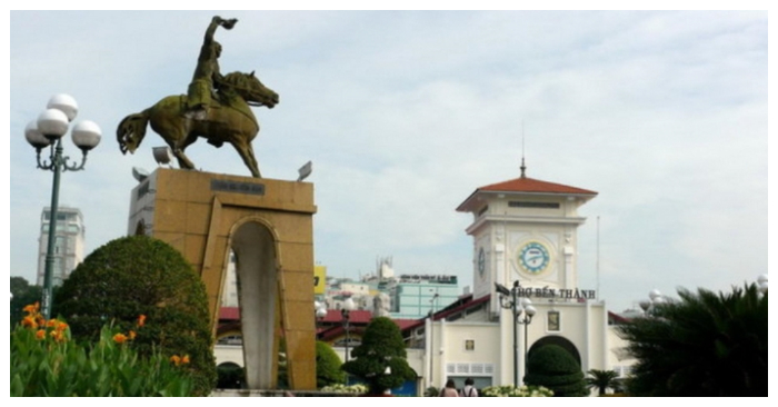 Tượng đài Trần Nguyên Hãn trước chợ Bến Thành lúc chưa di dời (ảnh chụp màn hình trên báo VTC).