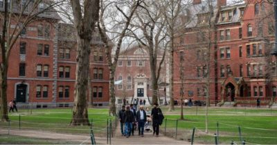 Harvard phản ứng mạnh trước đe dọa tước miễn thuế của tổng thống Donald Trump