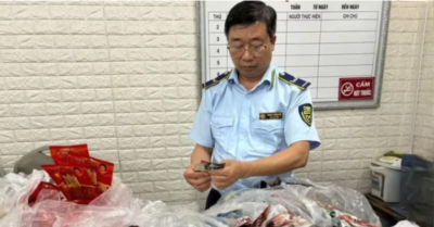 Hơn 3.700 gói đồ ăn vặt “giá bèo” không giấy tờ, rao bán cho học sinh