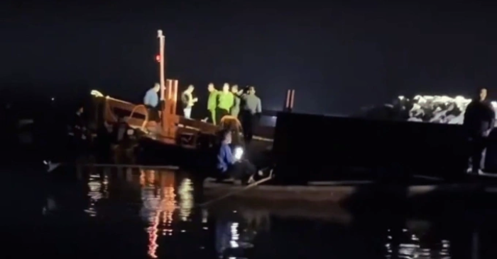 Va chạm với phà chở đá trên hồ Thác Bà, tàu chở khách bị lật khiến 6 người mất tích